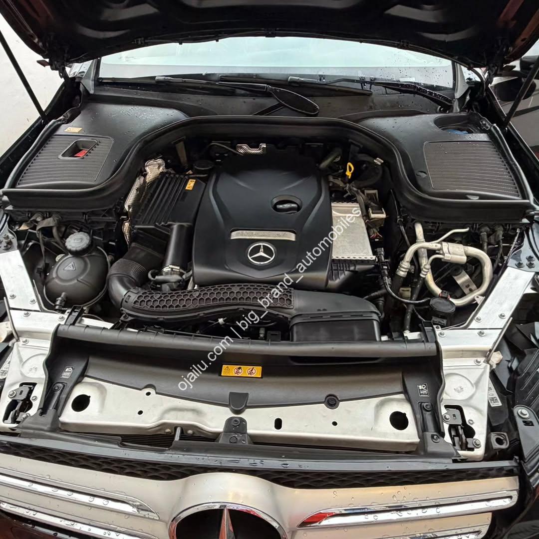 Luxury 2016 Mercedes GLC300: Pristine & Powerful