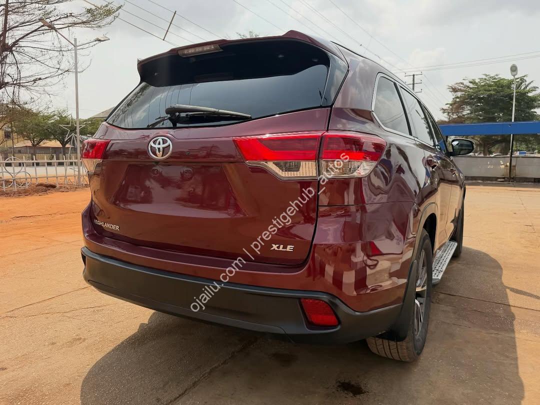 2016 Toyota Highlander XLE: Accident-Free Luxury SUV