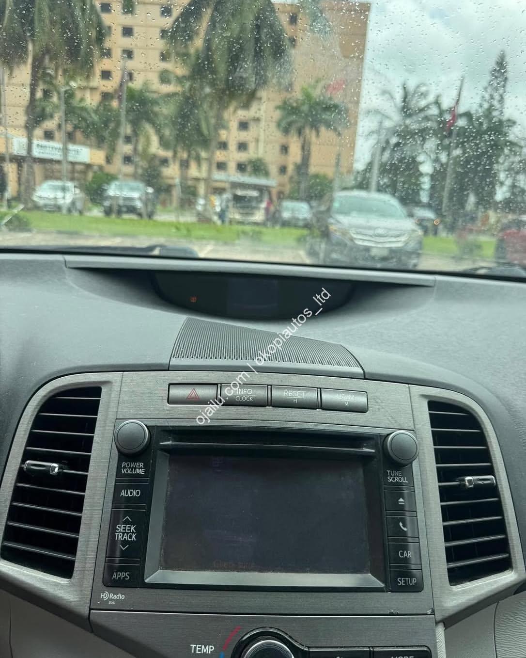 Drive Home a Flawless 2010 Toyota Venza