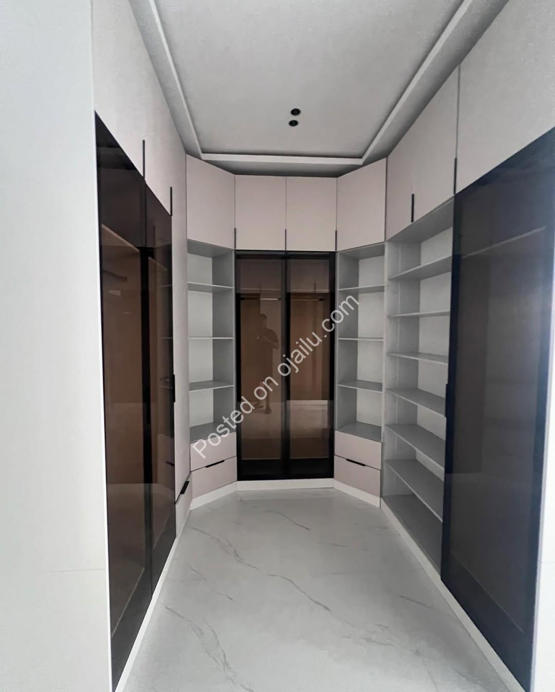 Chevron’s Finest: 5-Bed Poolside Estate Masterpiece