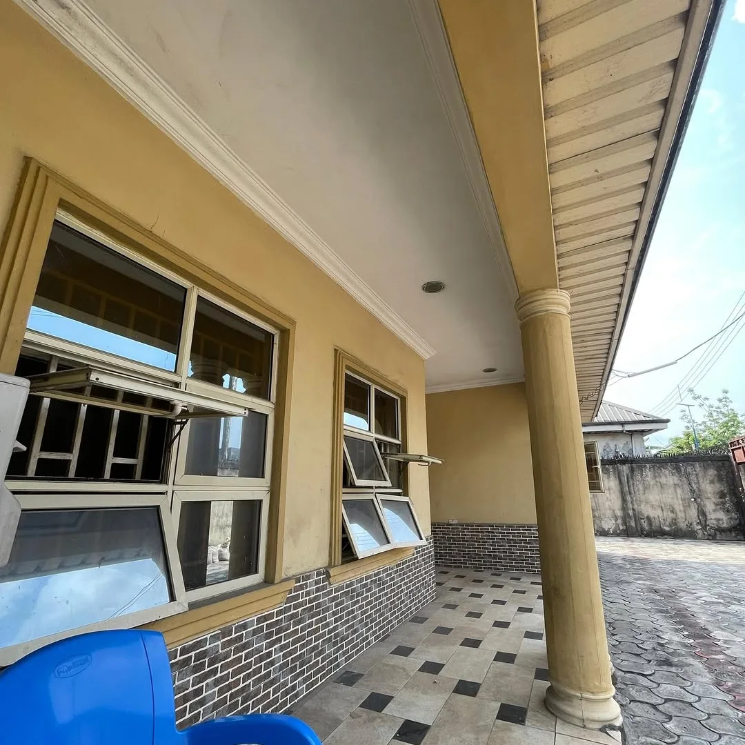 Spacious 4-Bed Bungalow on 1.5 Plots | Prime Location