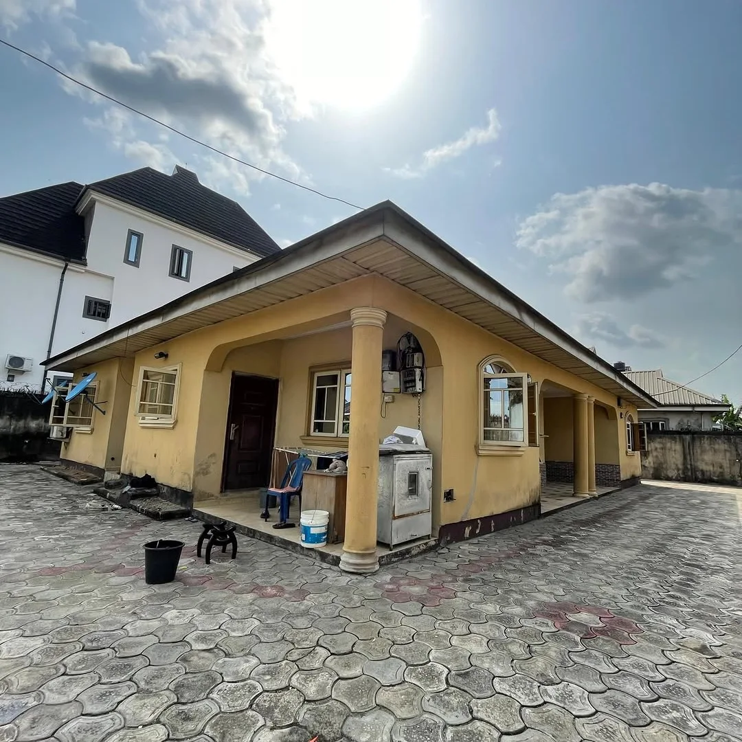 Spacious 4-Bed Bungalow on 1.5 Plots | Prime Location