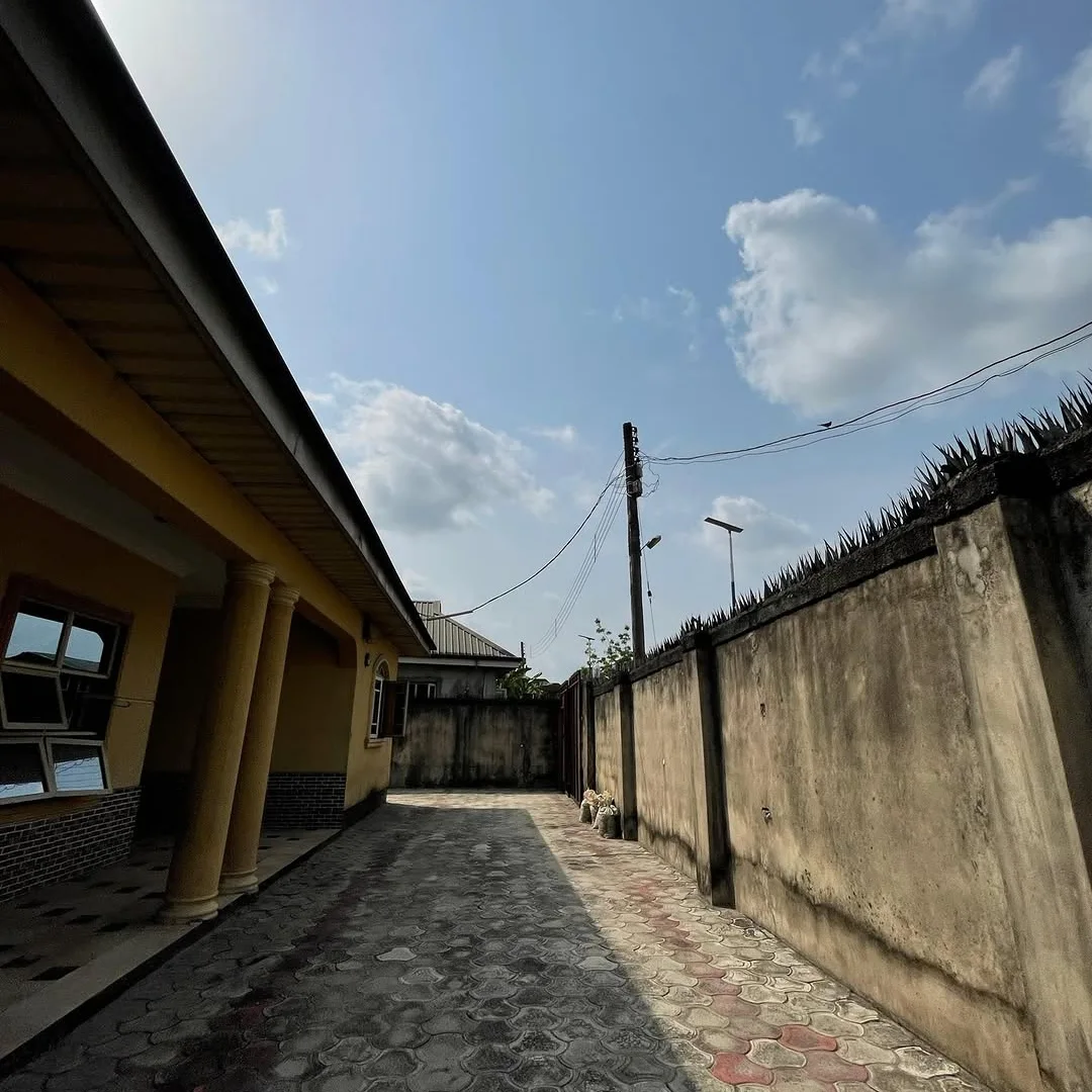 Spacious 4-Bed Bungalow on 1.5 Plots | Prime Location