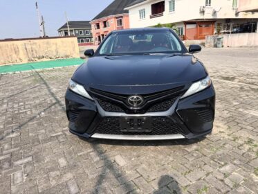 2018 Camry XSE: Luxury Tech & Panoramic Views