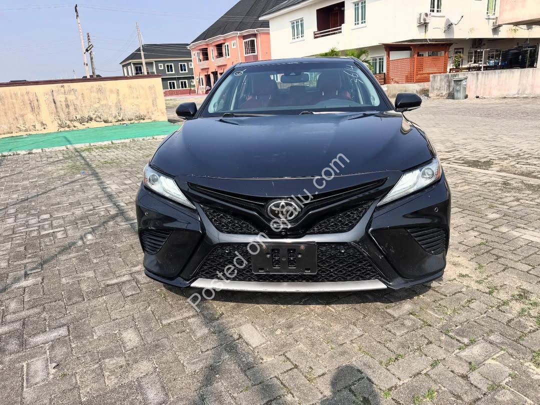 2018 Camry XSE: Luxury Tech & Panoramic Views