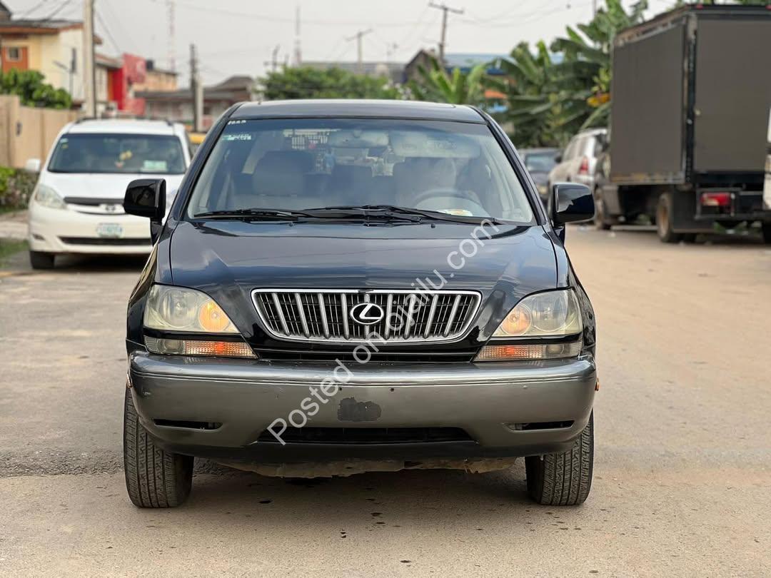 Luxury Lexus RX330 SUV: V6 Power & Premium Comfort
