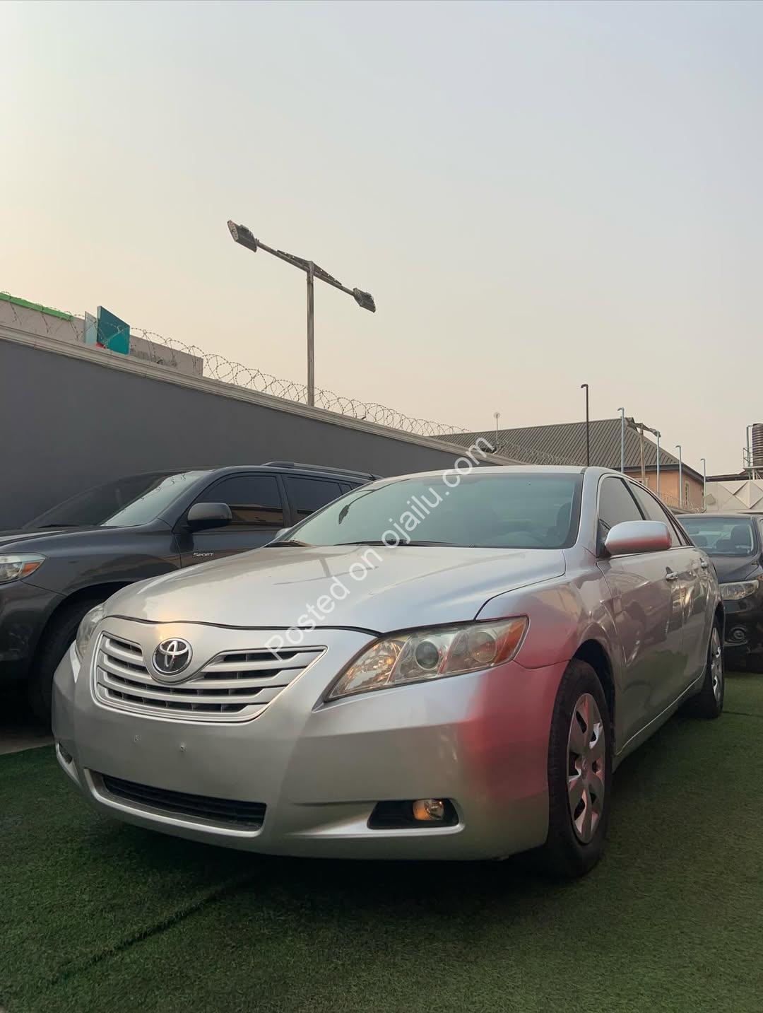 2009 Toyota Camry: Reliable & Affordable Luxury