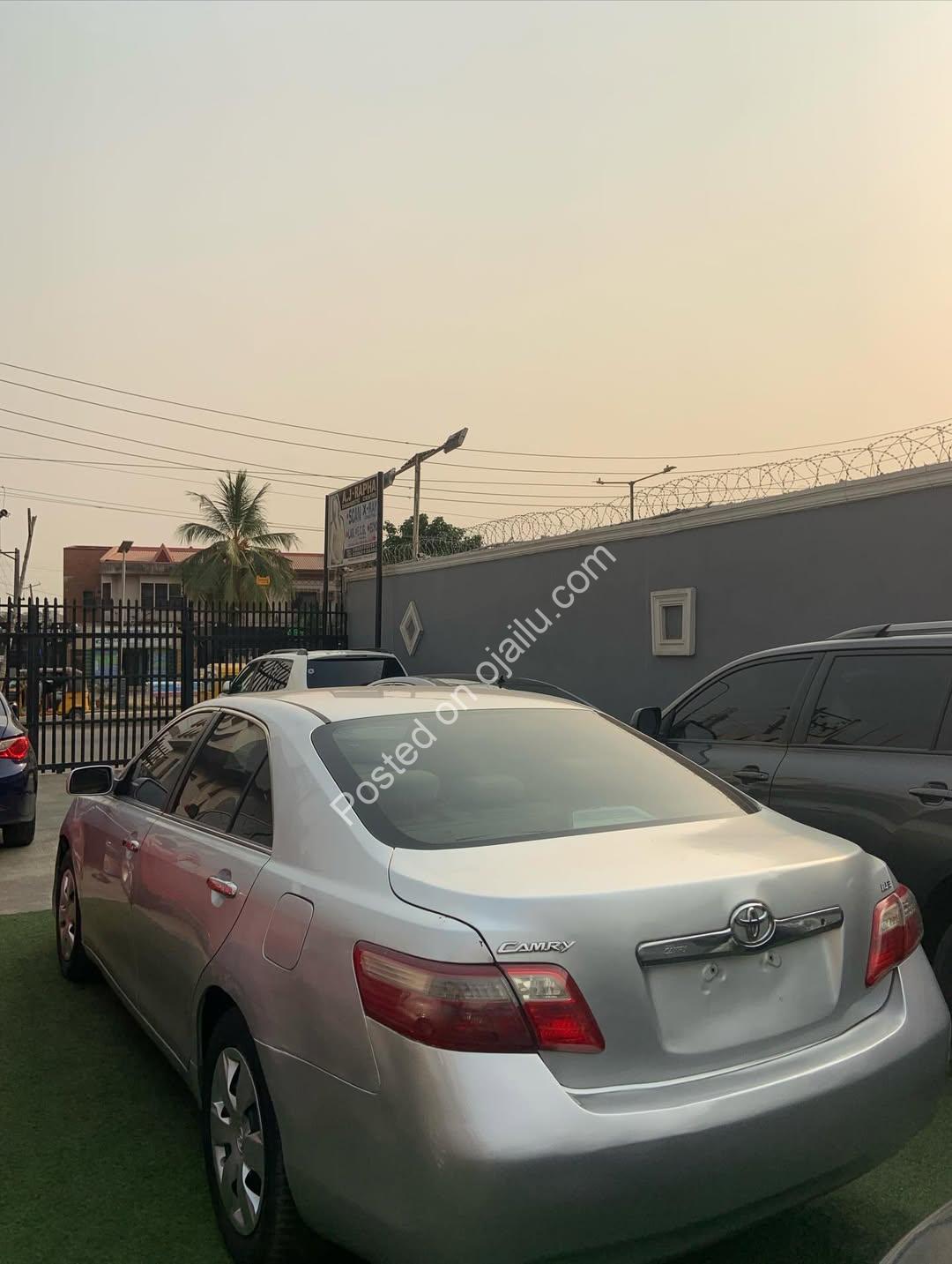 2009 Toyota Camry: Reliable & Affordable Luxury