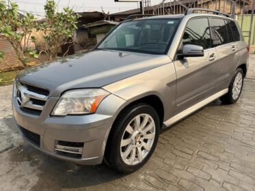 2010 Mercedes GLK350: Pristine & Panoramic