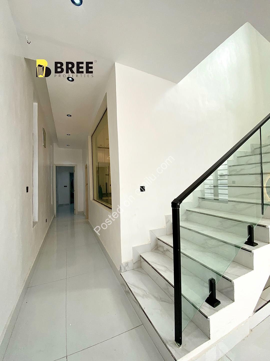 Opulent 5-Bed Haven with Pool & Gym in Prime Chevron Estate