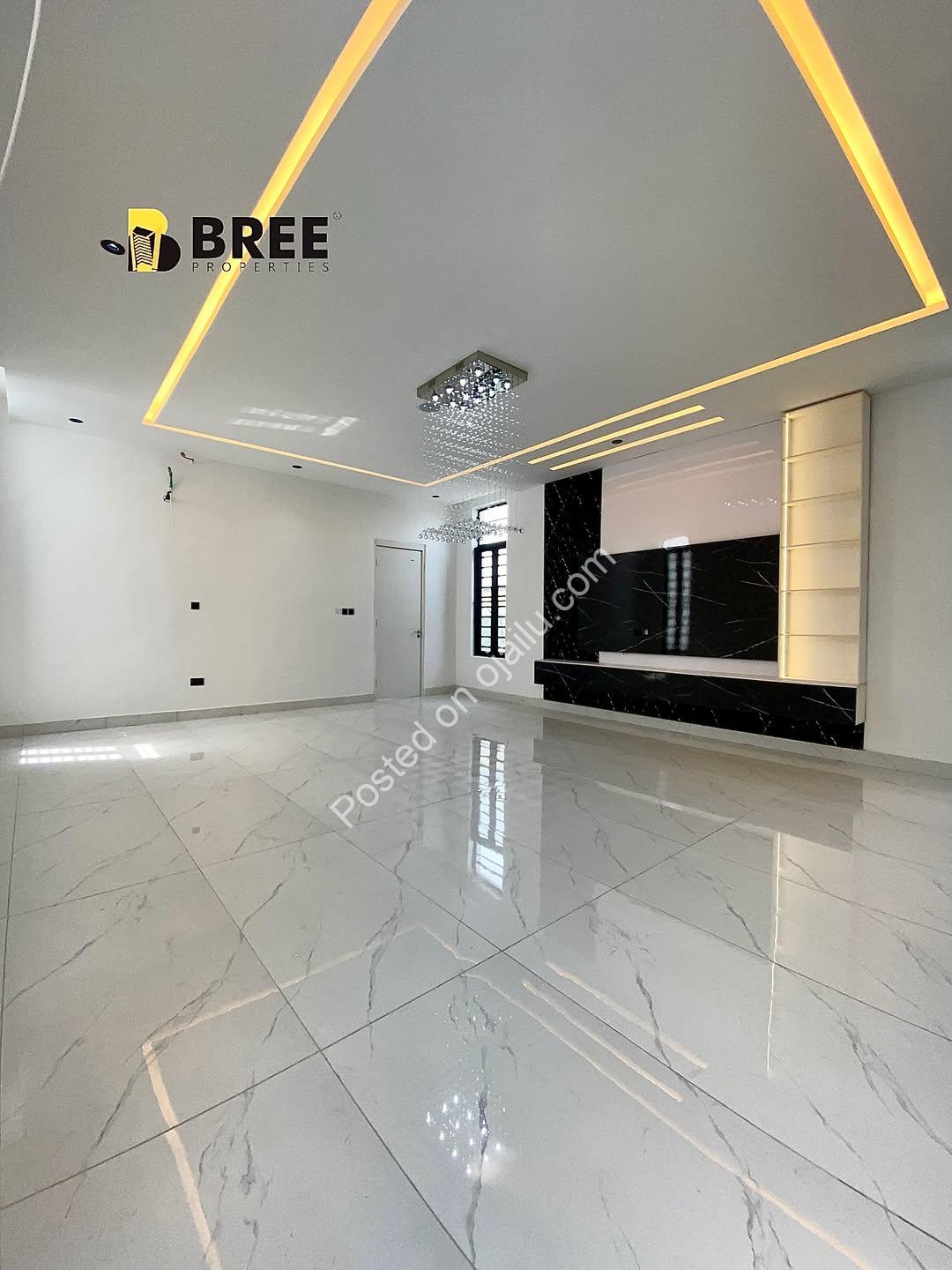 Opulent 5-Bed Haven with Pool & Gym in Prime Chevron Estate