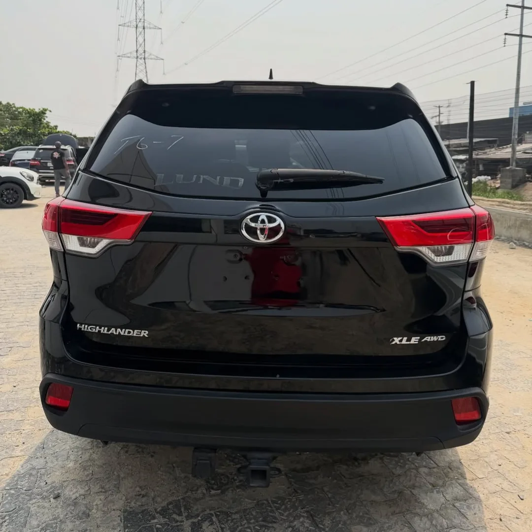 Luxury SUV Deal: 2016 Toyota Highlander XLE AWD