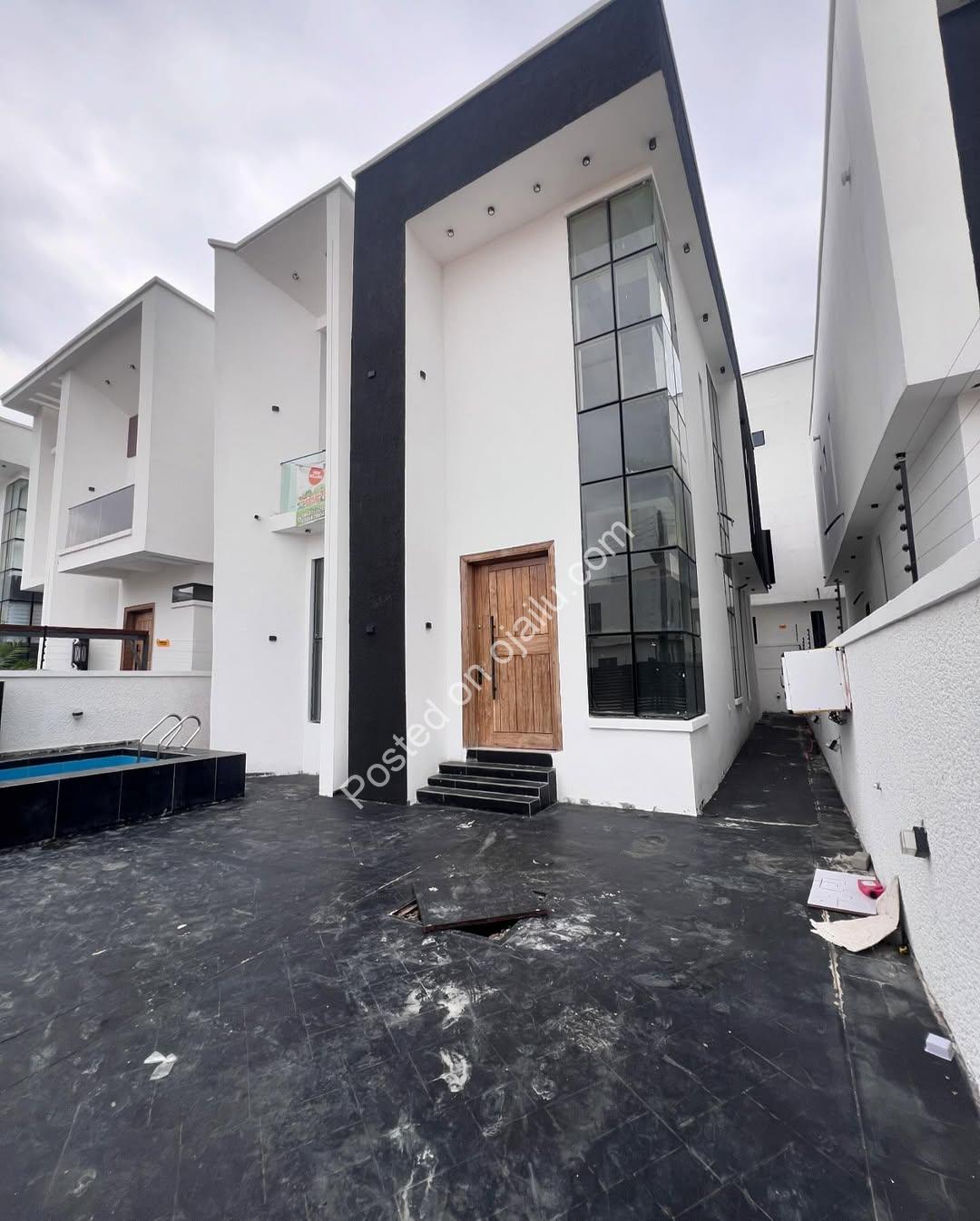 Chevron’s Finest: 4-Bedroom En-Suite Haven