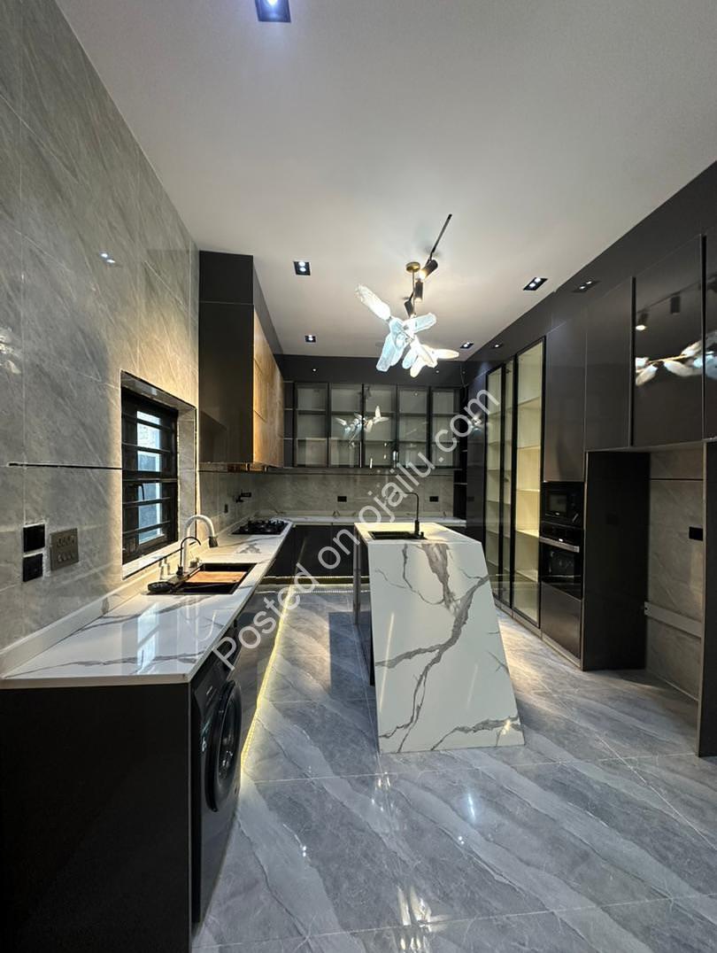 Stunning 5-Bed Dulex with Pool in Prime Lekki