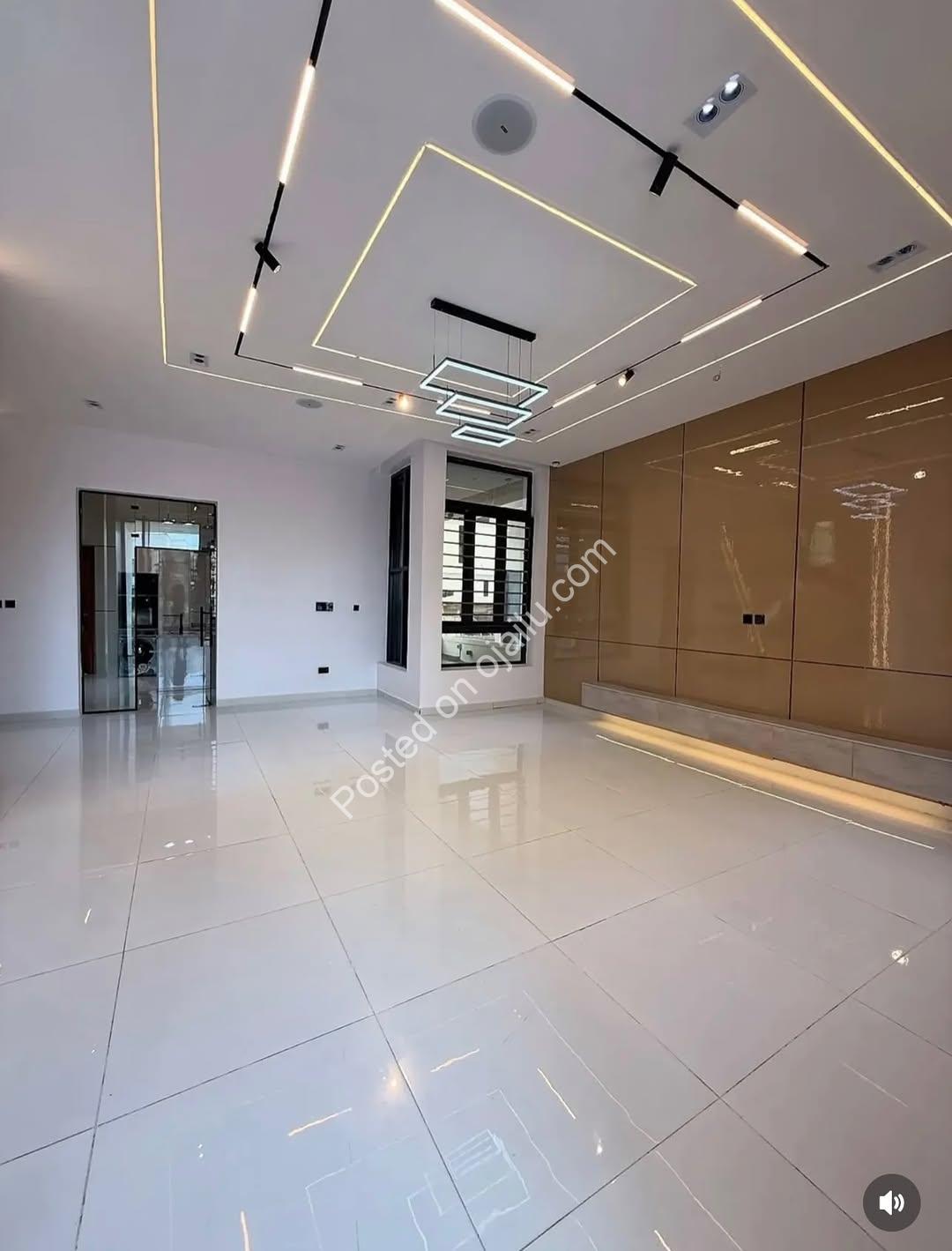 Lavish 5-Bedroom Haven in Chevron Tollgate Estate