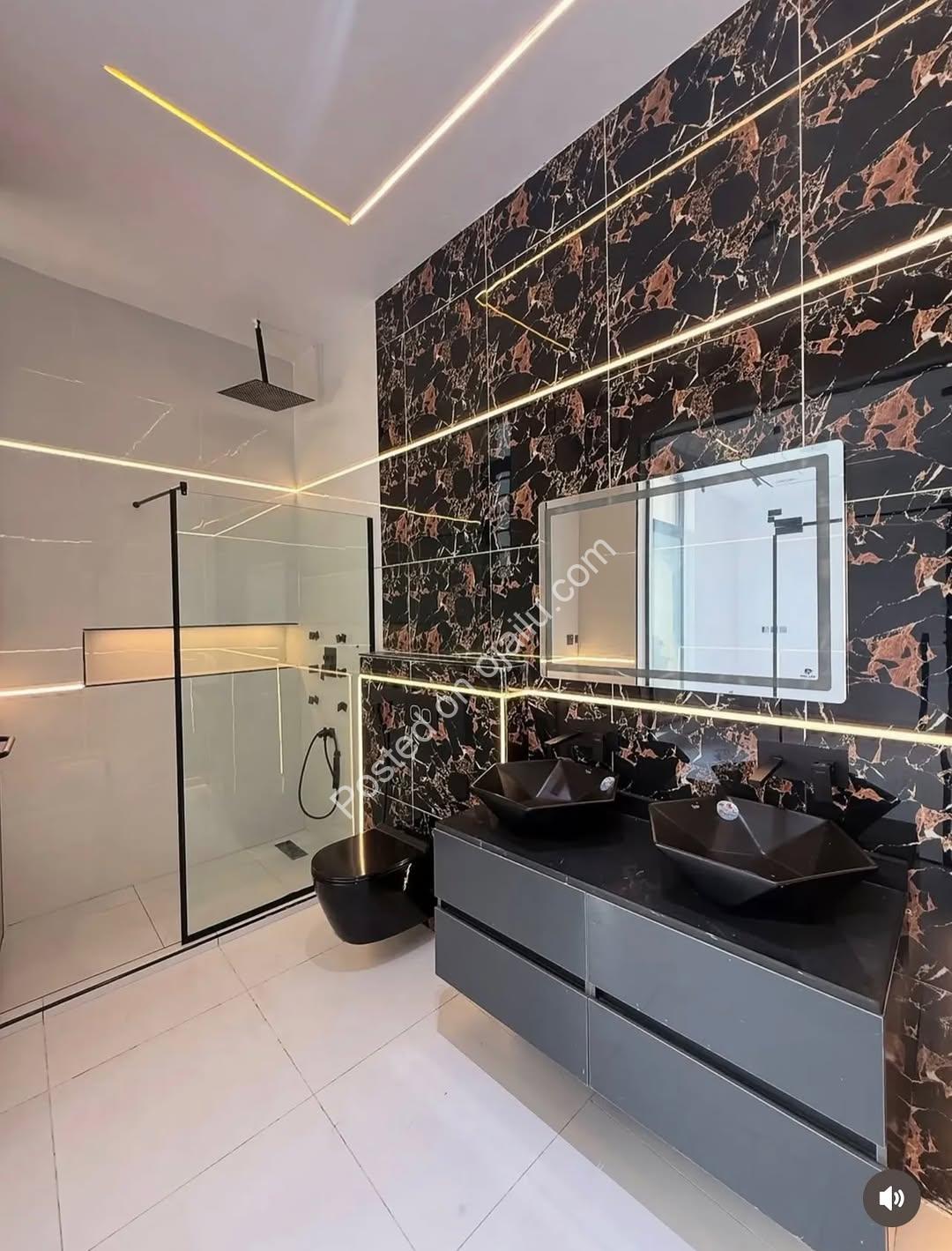 Lavish 5-Bedroom Haven in Chevron Tollgate Estate