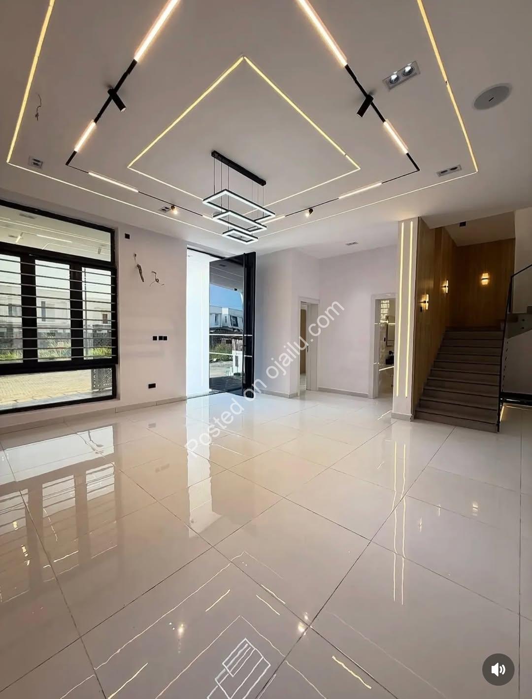 Lavish 5-Bedroom Haven in Chevron Tollgate Estate