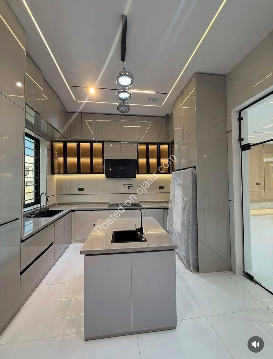 Lavish 5-Bedroom Haven in Chevron Tollgate Estate