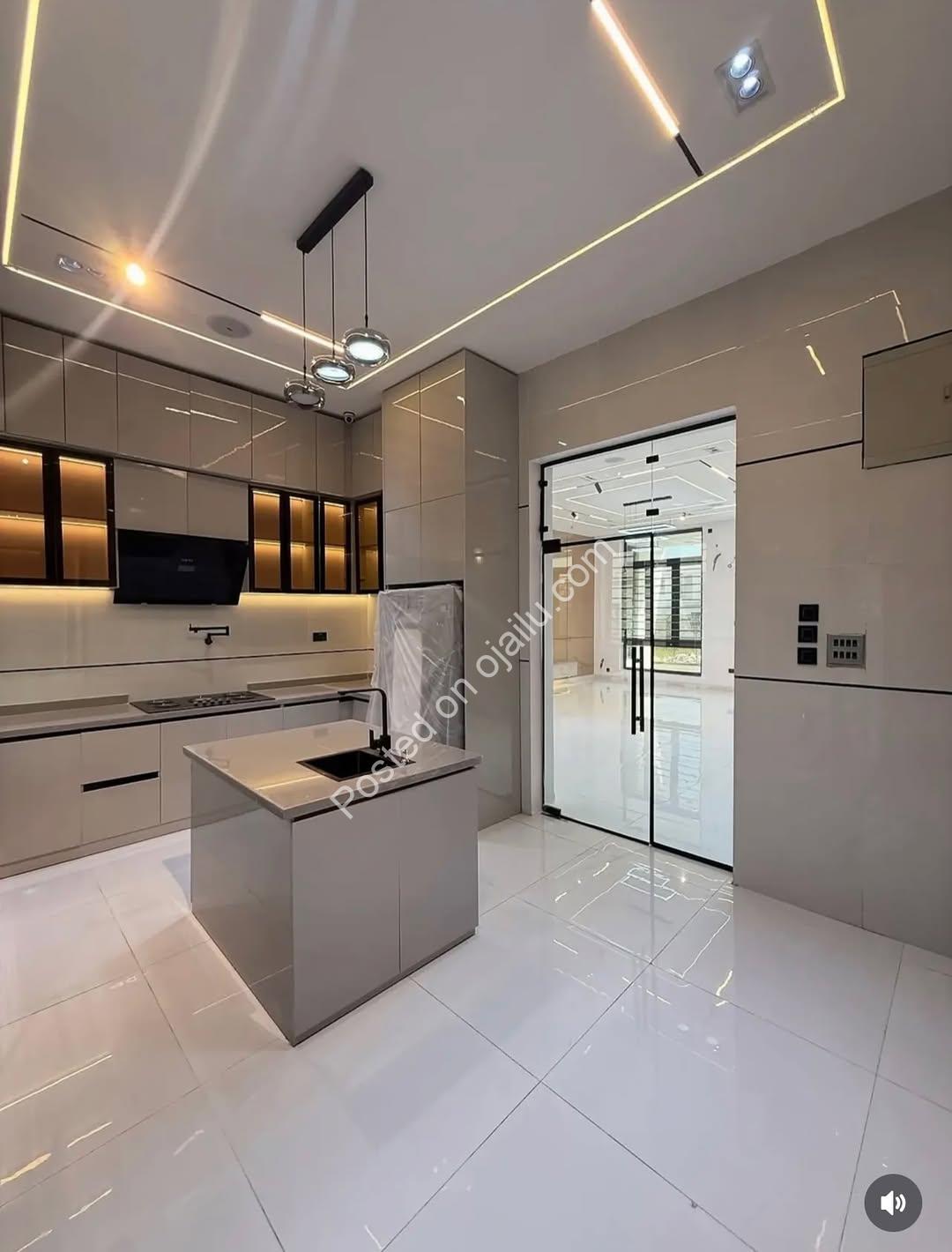Lavish 5-Bedroom Haven in Chevron Tollgate Estate