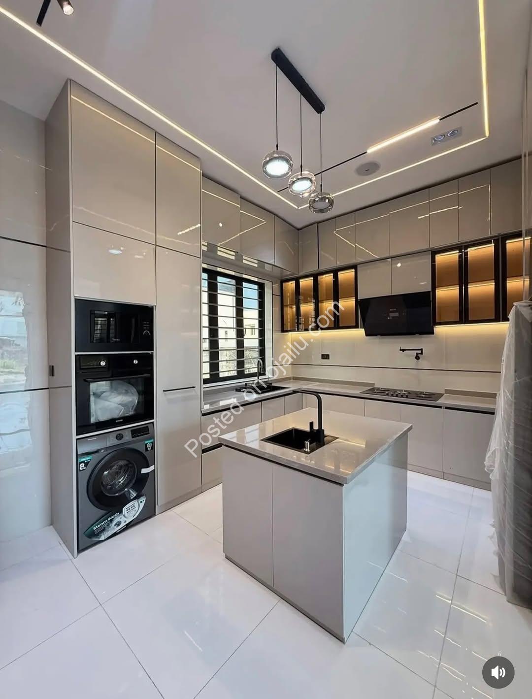 Lavish 5-Bedroom Haven in Chevron Tollgate Estate