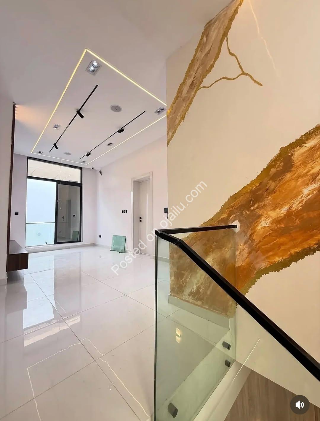 Lavish 5-Bedroom Haven in Chevron Tollgate Estate