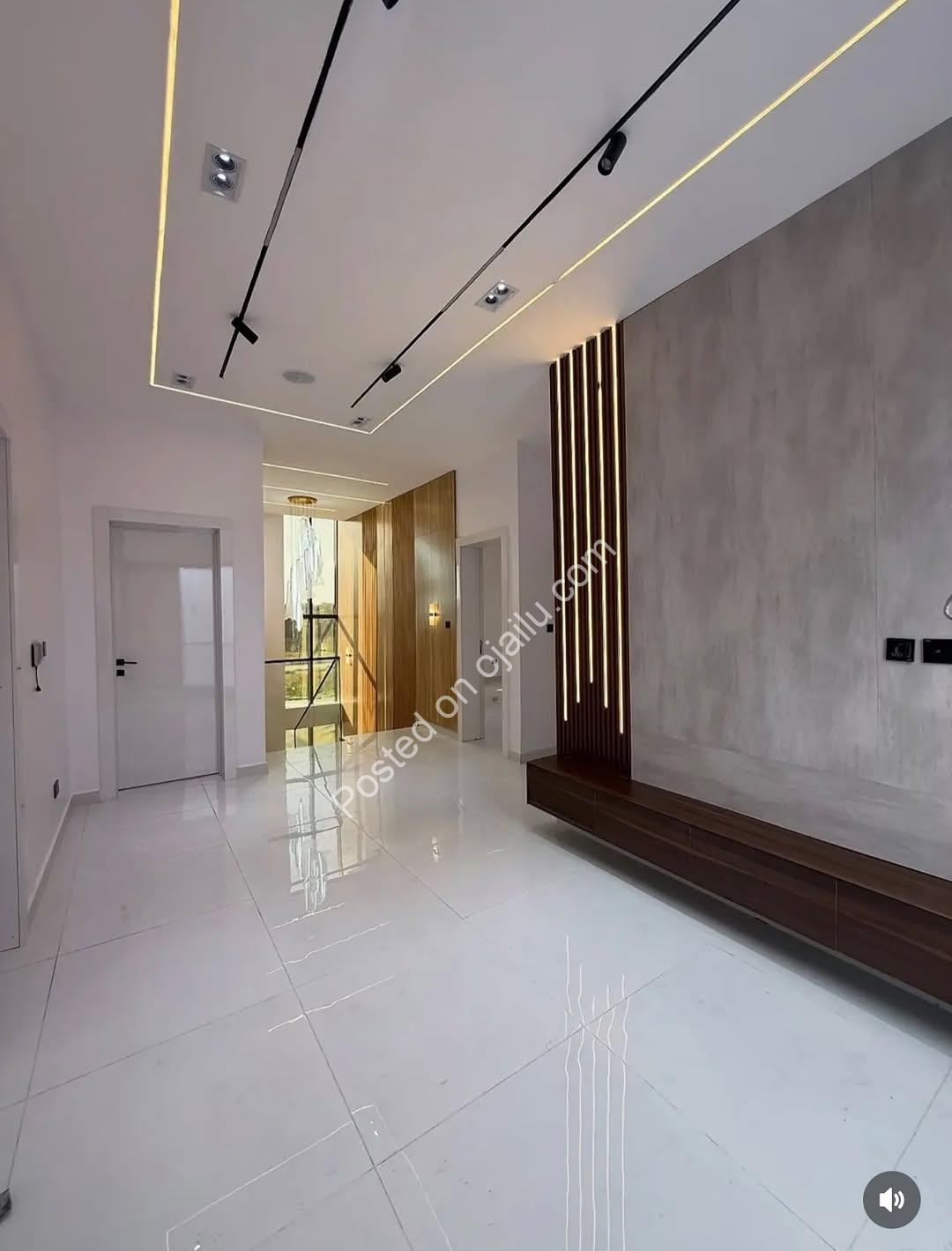 Lavish 5-Bedroom Haven in Chevron Tollgate Estate