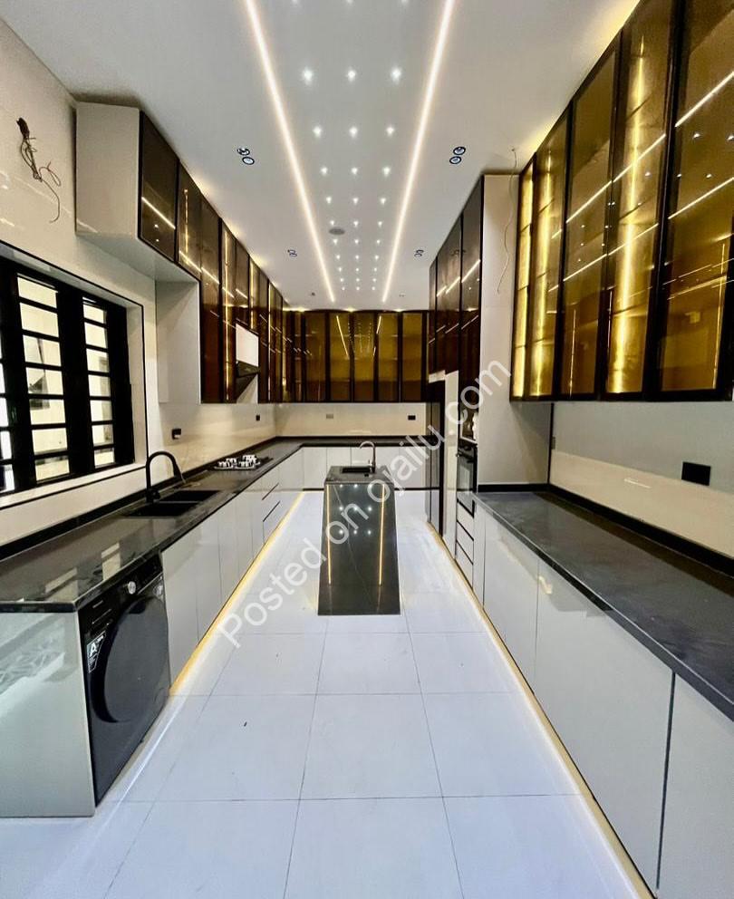 5-Bedroom Haven with Pool & Jacuzzi in Flood-Free Chevron