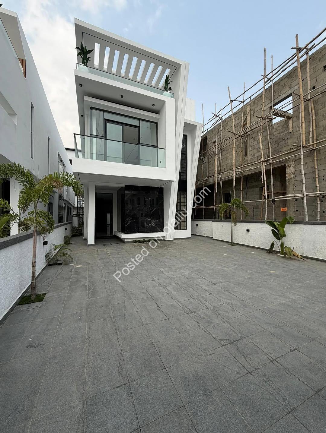 Grand 5-Bed Duplex with Pool & Gym in Lekki
