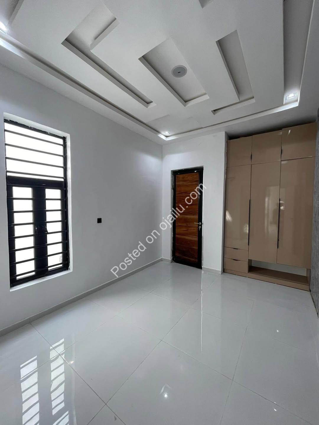 Grand 5-Bed Duplex with Pool & Gym in Lekki