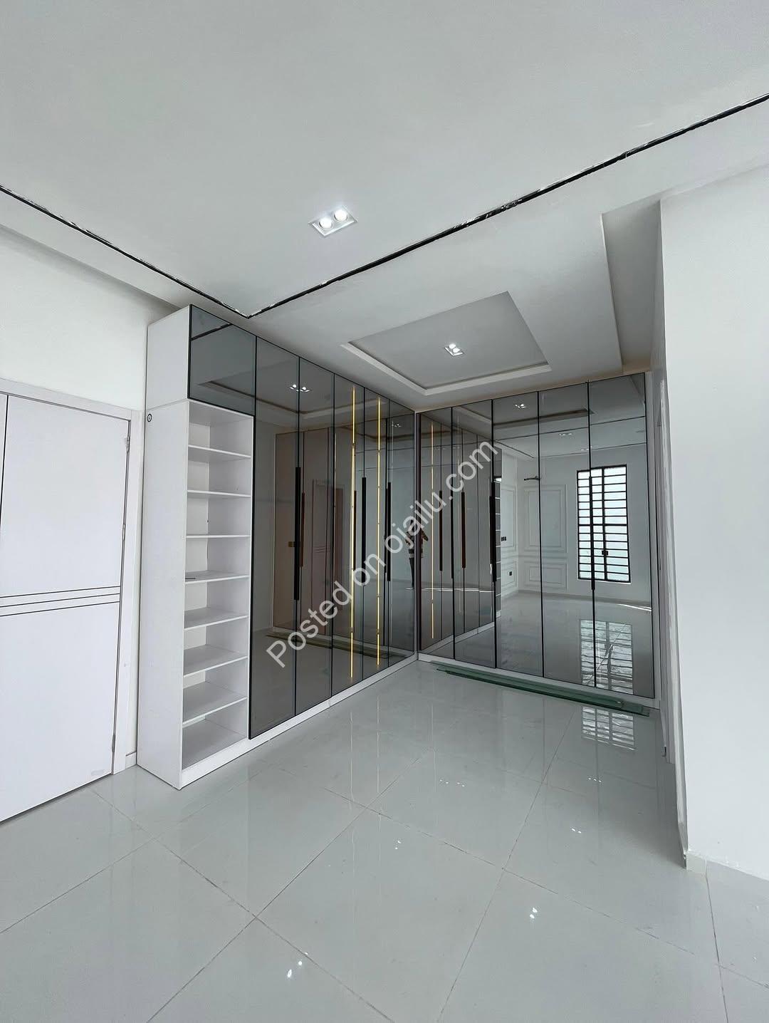 Grand 5-Bed Duplex with Pool & Gym in Lekki