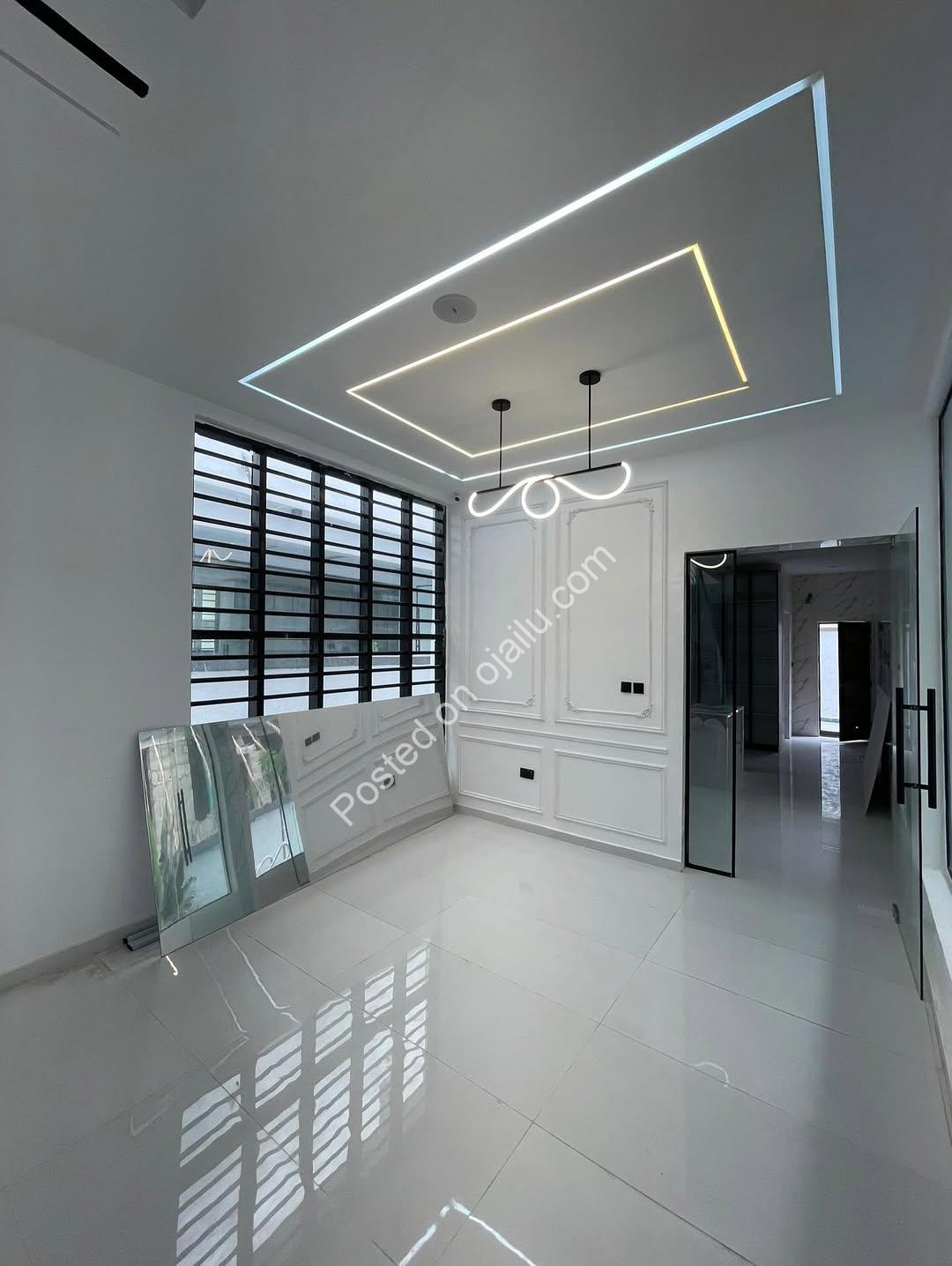 Grand 5-Bed Duplex with Pool & Gym in Lekki