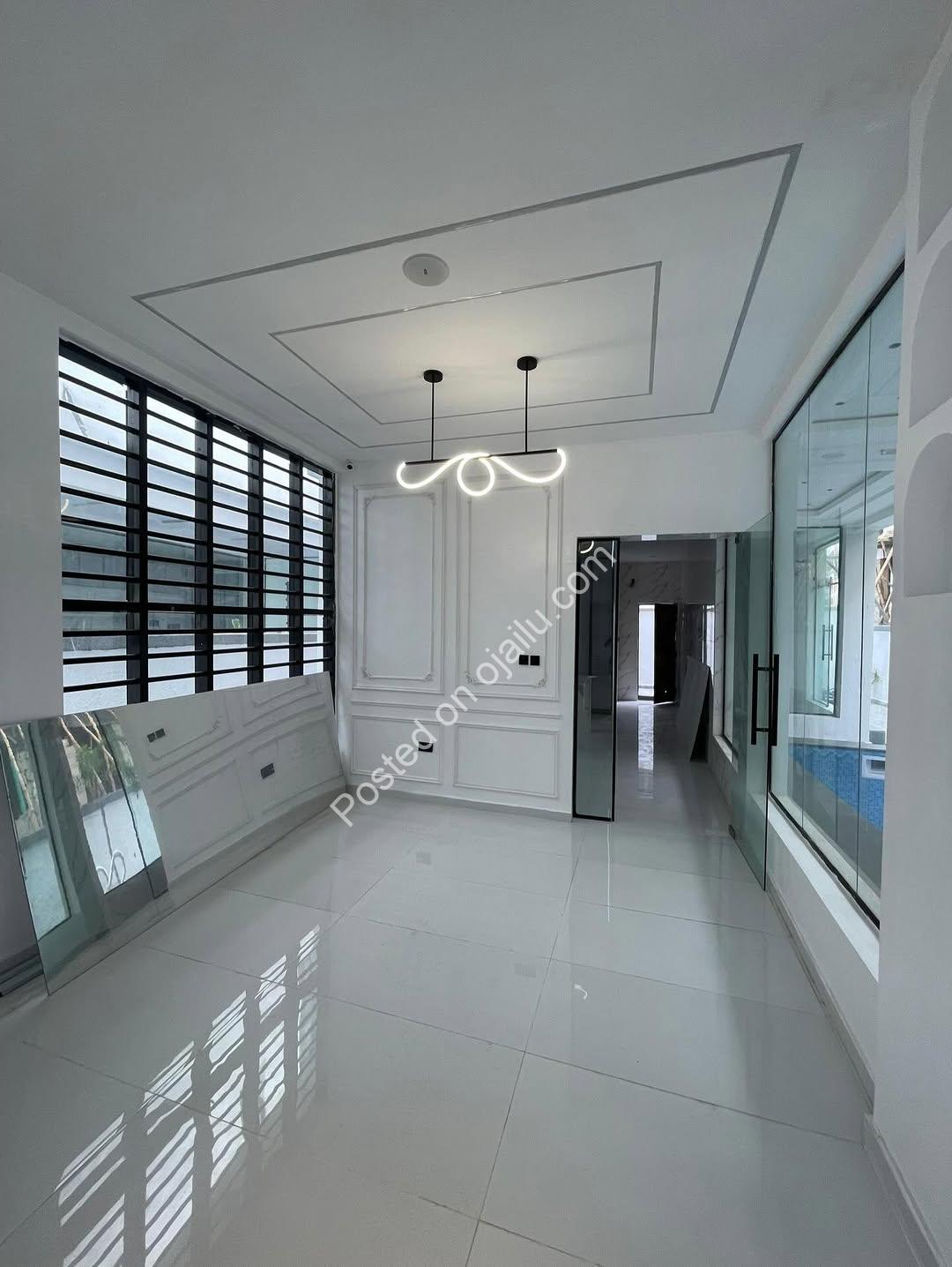 Grand 5-Bed Duplex with Pool & Gym in Lekki