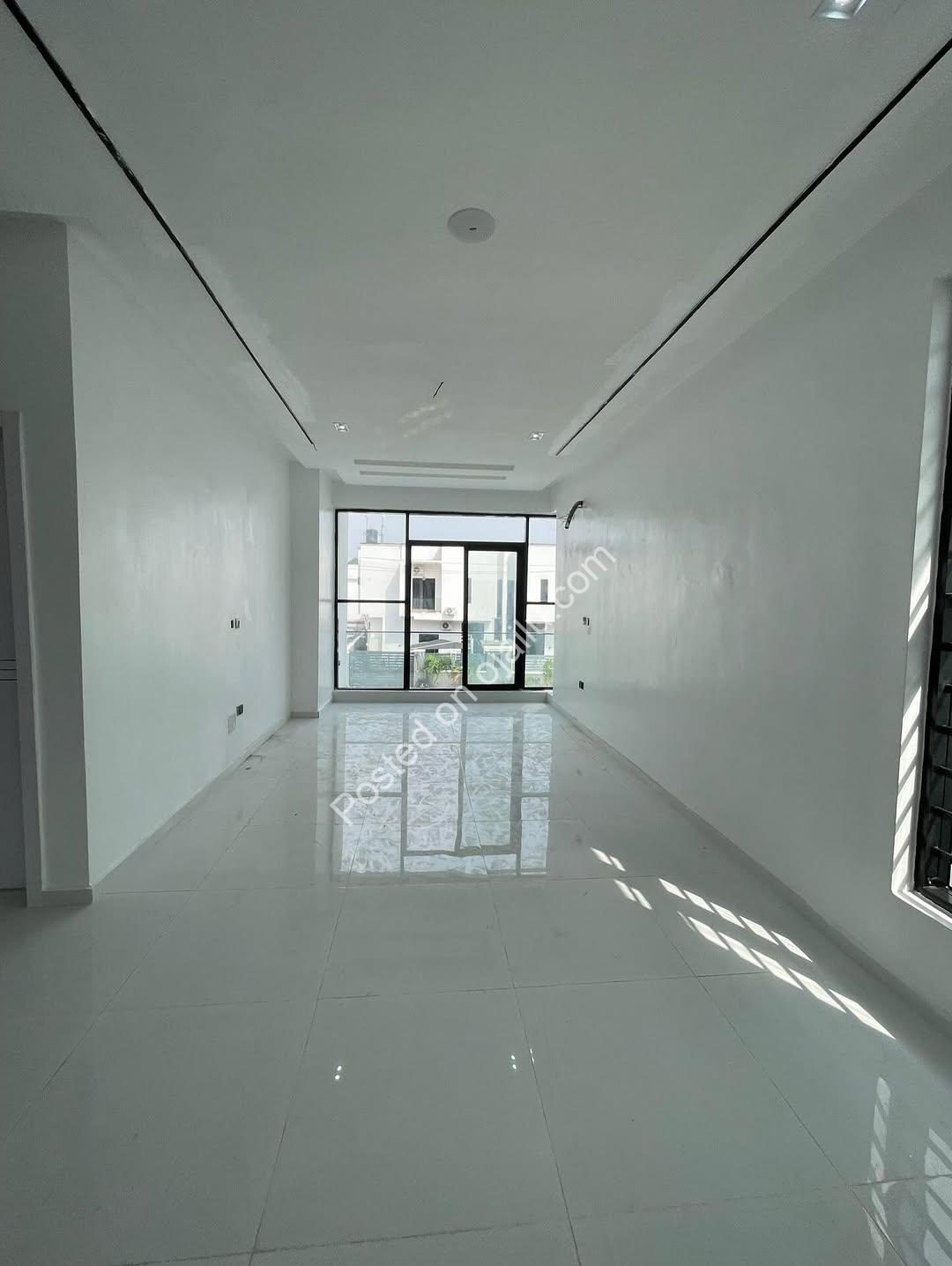 Grand 5-Bed Duplex with Pool & Gym in Lekki