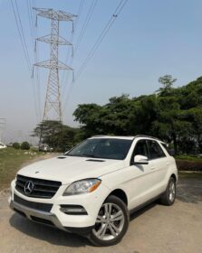 Luxury 4matic SUV: Sunroof & Camera