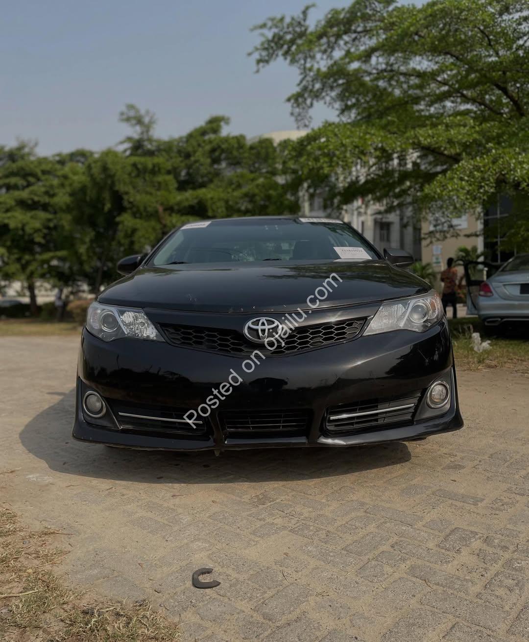 2014 Camry SE: Reverse Camera & Great Value