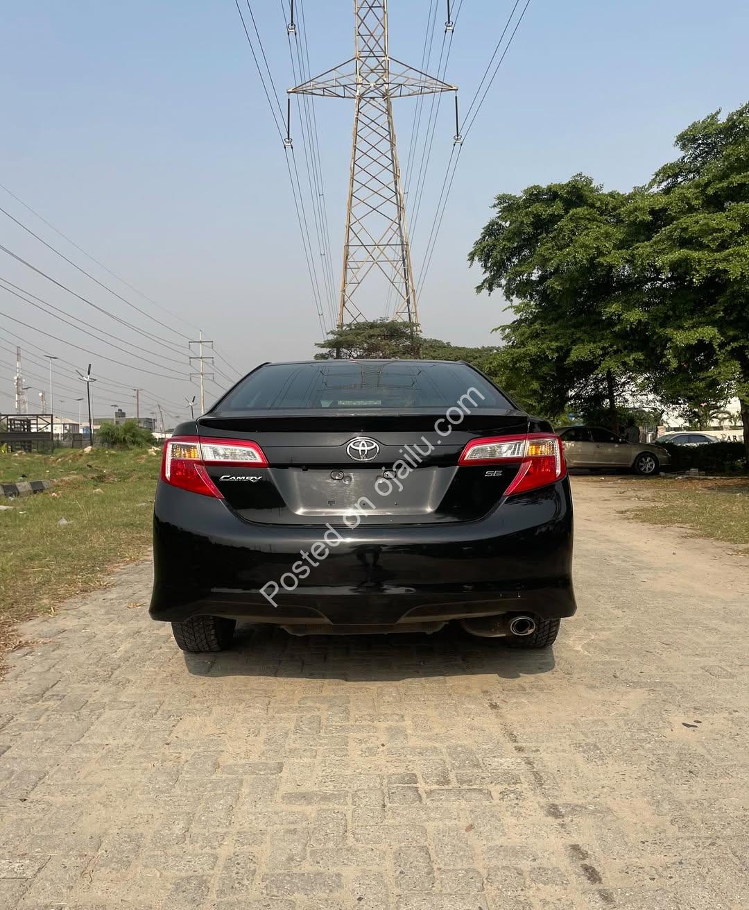 2014 Camry SE: Reverse Camera & Great Value