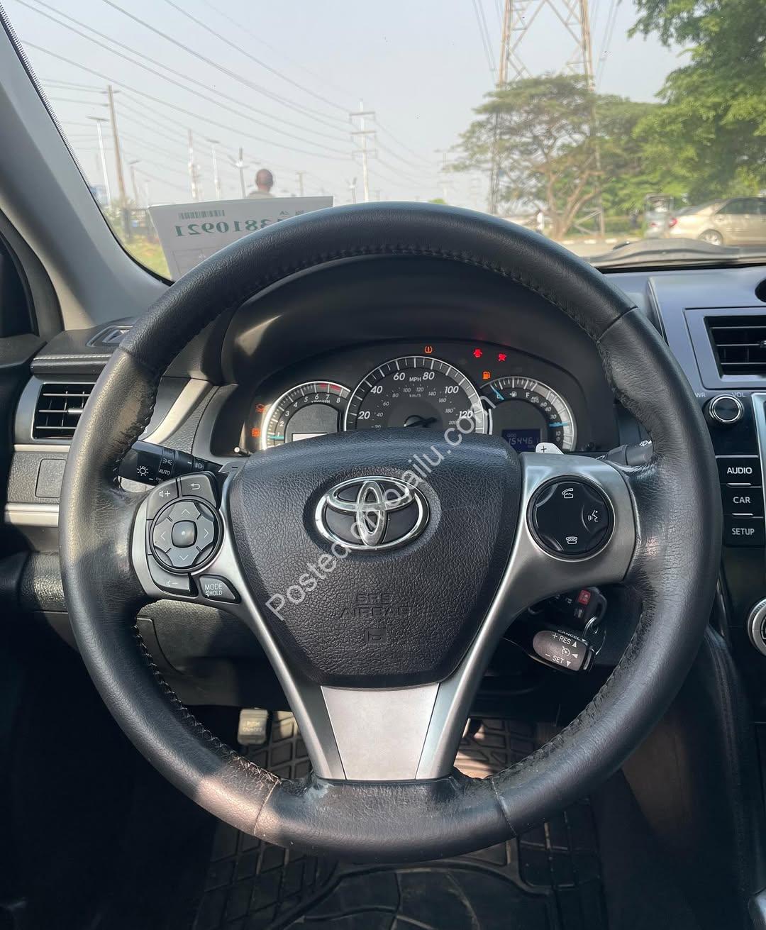 2014 Camry SE: Reverse Camera & Great Value