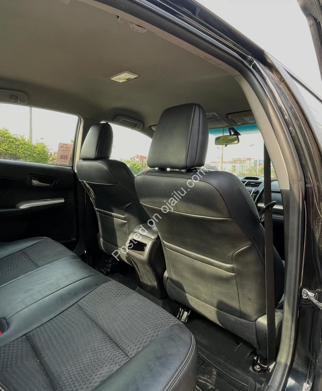 2014 Camry SE: Reverse Camera & Great Value