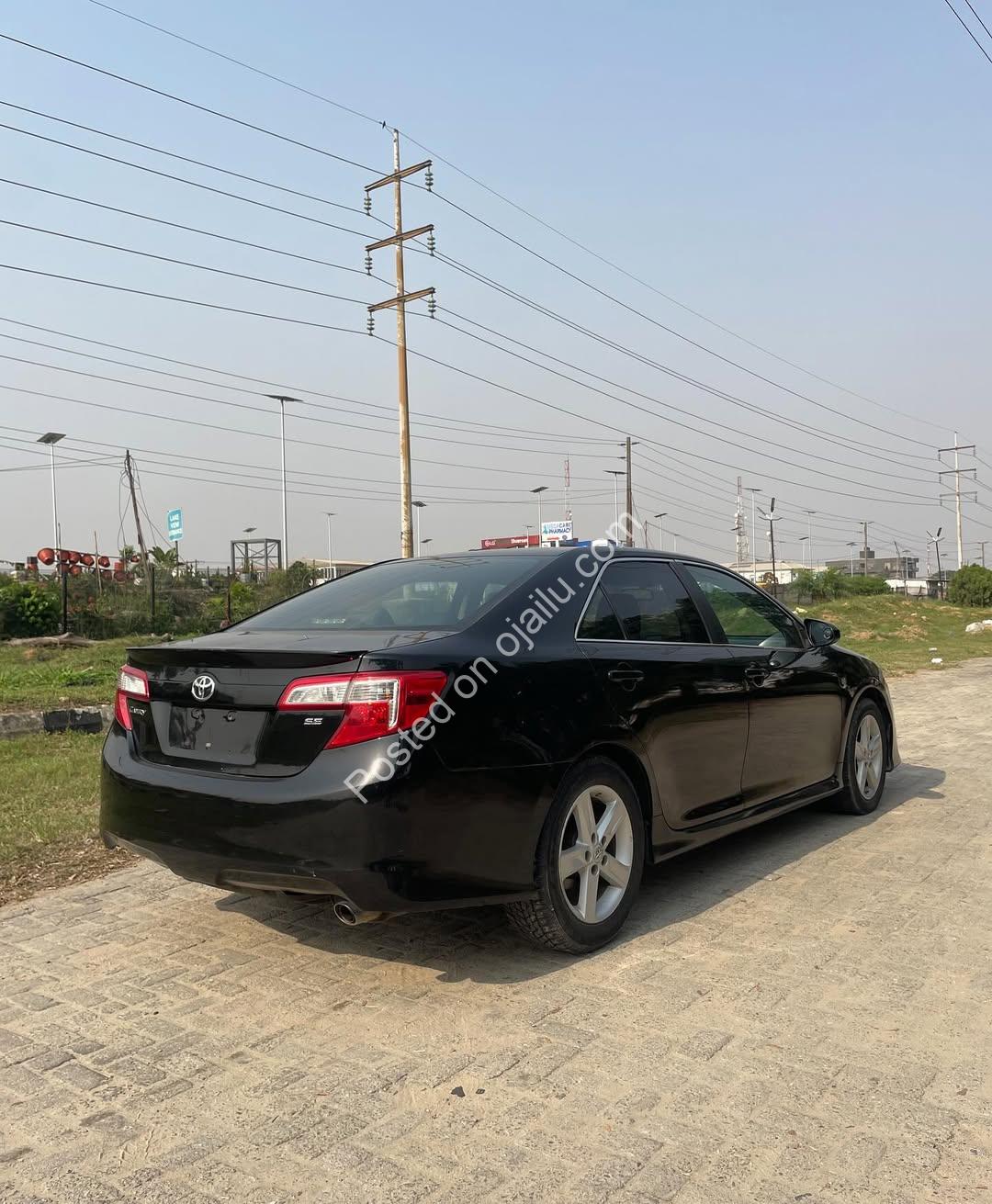 2014 Camry SE: Reverse Camera & Great Value