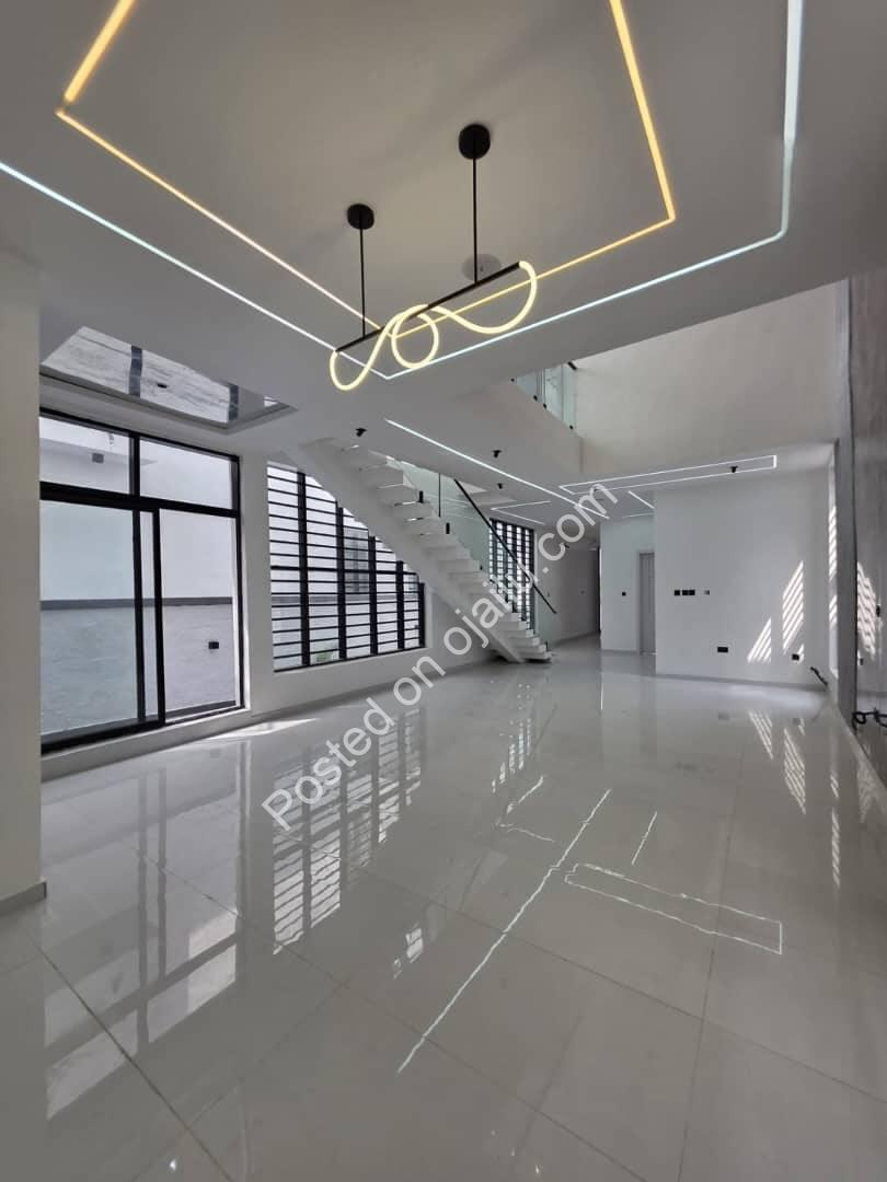 Lekki Luxury: 5-Bed Duplex with Pool & 40% ROI