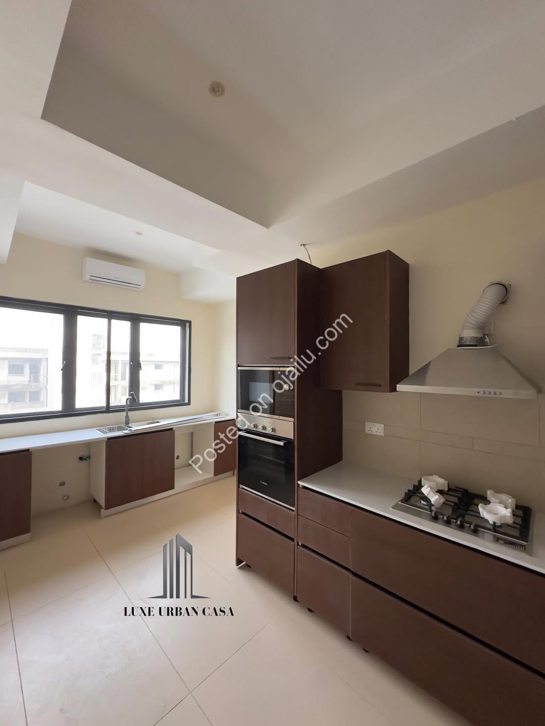 Victoria Island Luxury: Pool, Gym & Ensuite Bliss