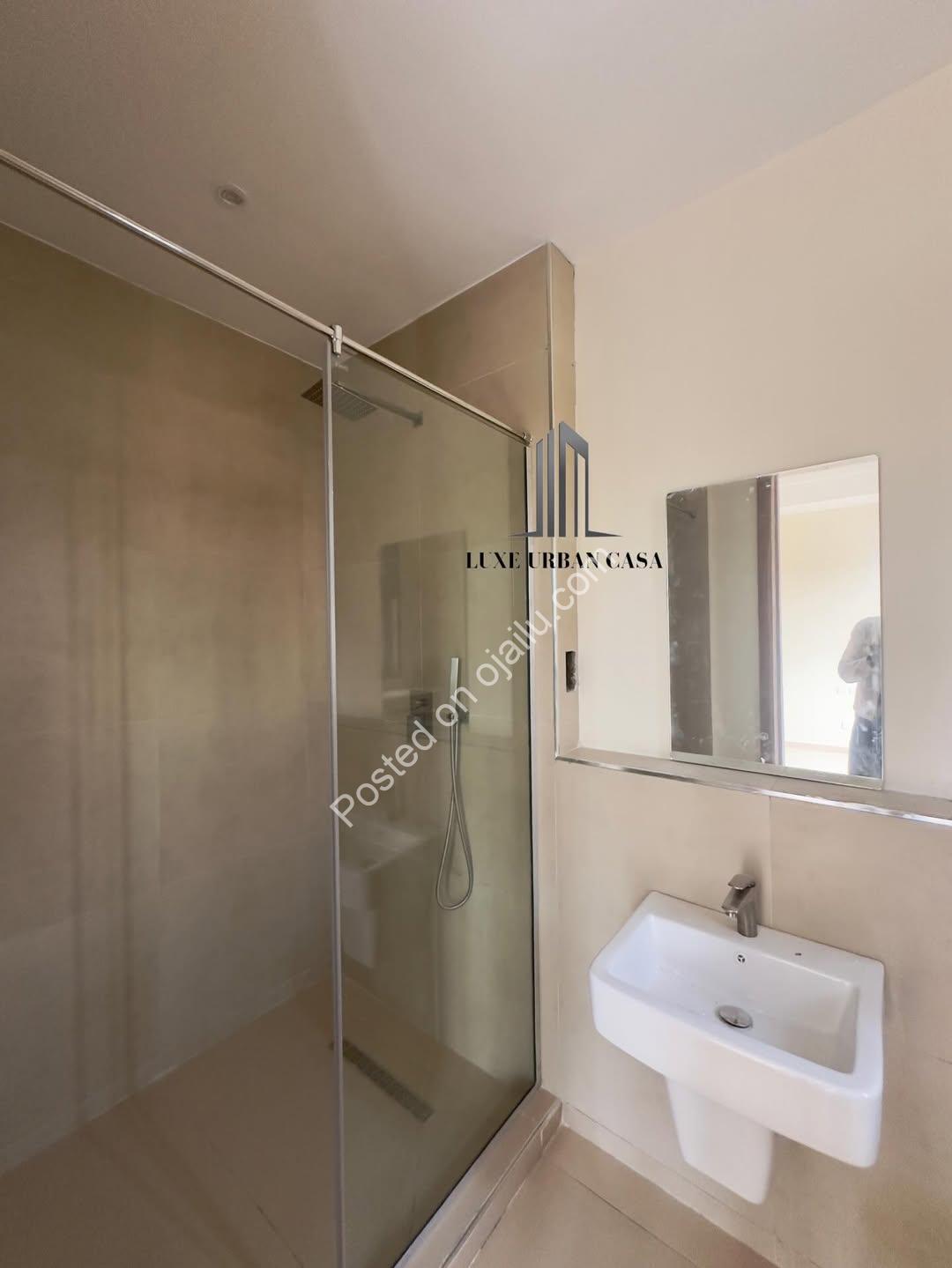 Victoria Island Luxury: Pool, Gym & Ensuite Bliss