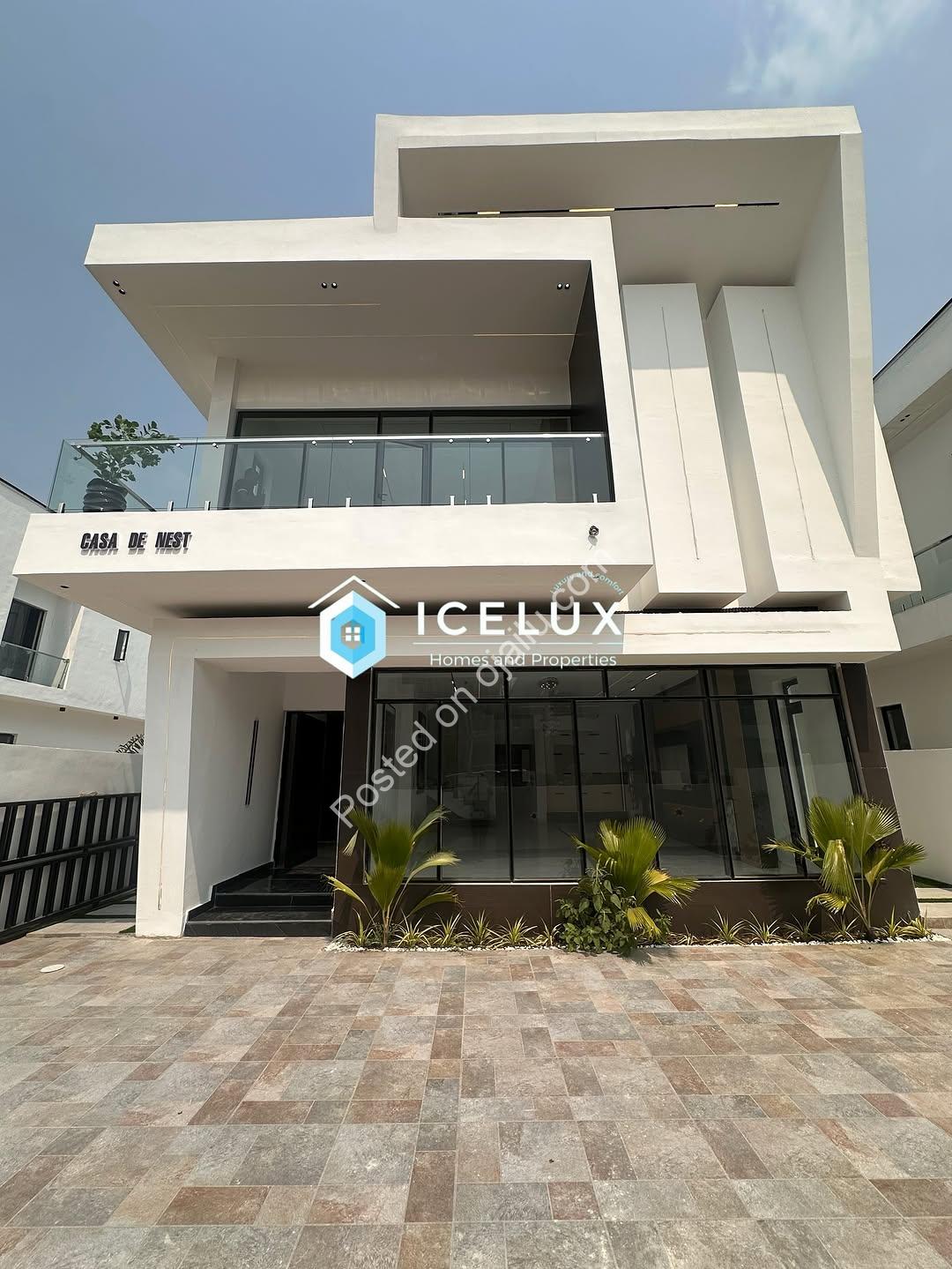 Majestic 5-Bedroom Oasis with Resort-Style Pool in Ajah