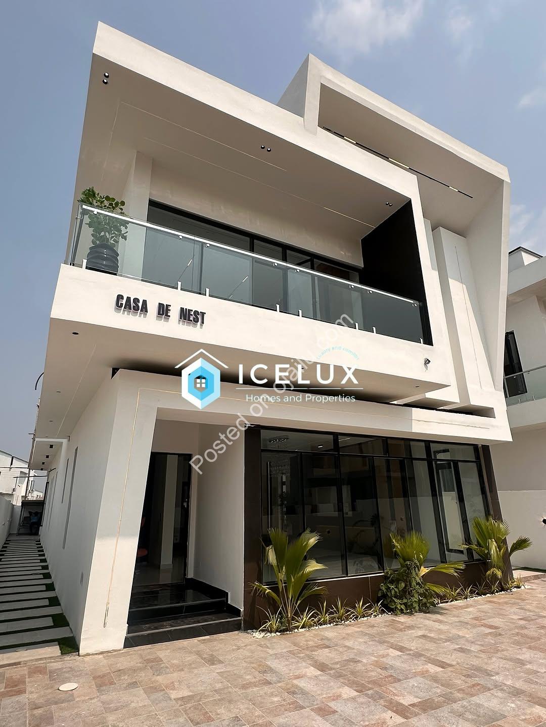 Majestic 5-Bedroom Oasis with Resort-Style Pool in Ajah