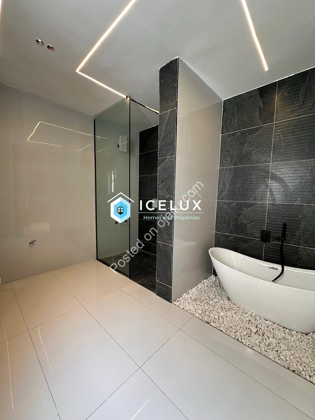 Majestic 5-Bedroom Oasis with Resort-Style Pool in Ajah