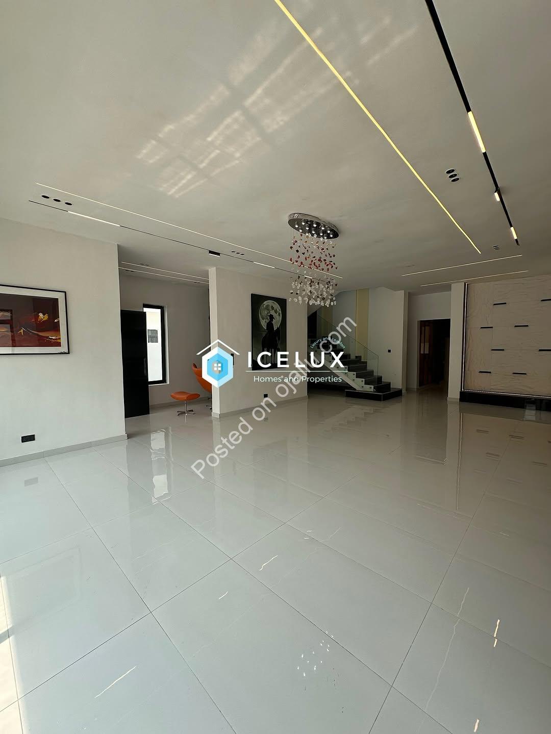 Majestic 5-Bedroom Oasis with Resort-Style Pool in Ajah