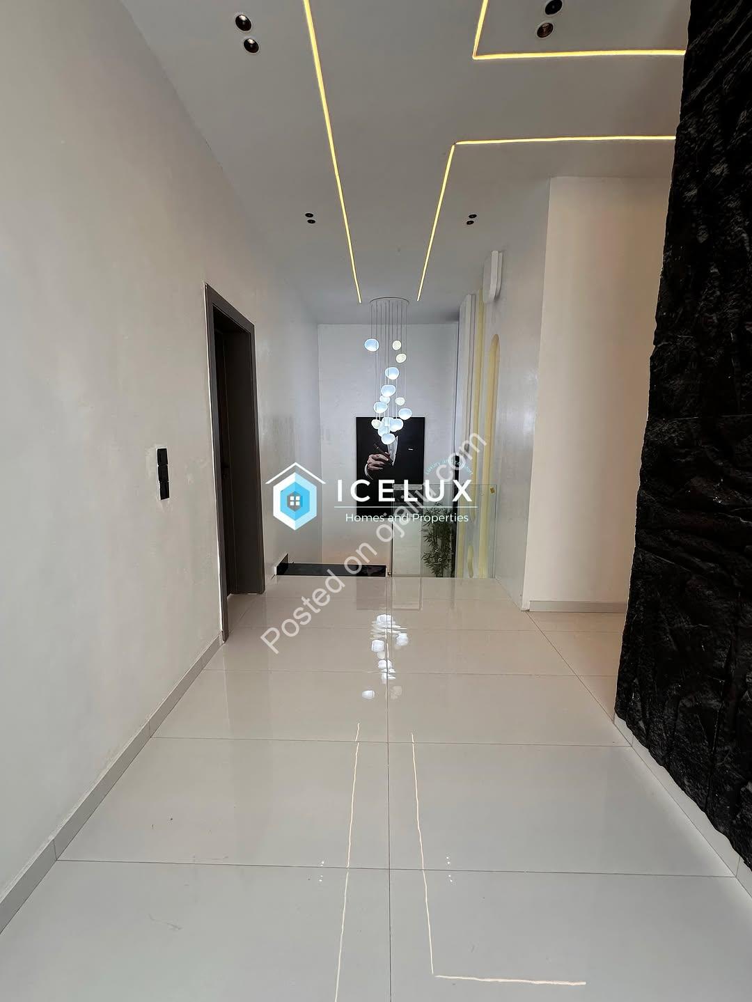 Majestic 5-Bedroom Oasis with Resort-Style Pool in Ajah