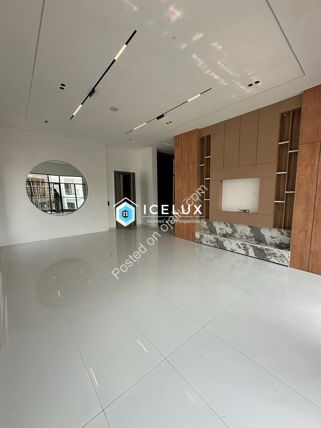 Majestic 5-Bedroom Oasis with Resort-Style Pool in Ajah