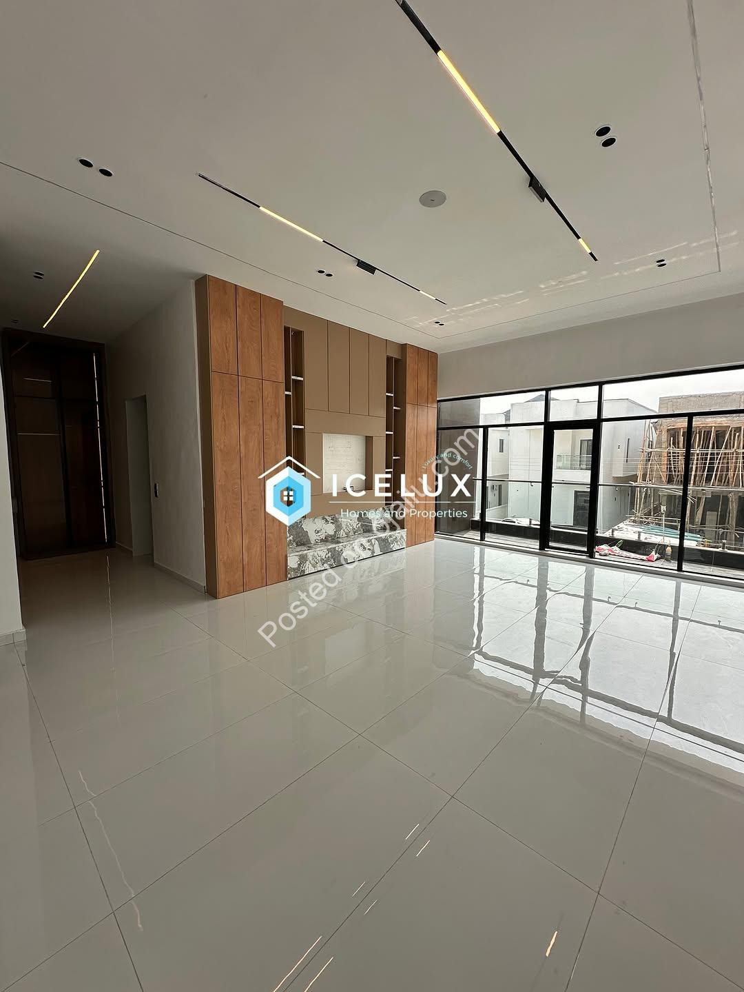 Majestic 5-Bedroom Oasis with Resort-Style Pool in Ajah