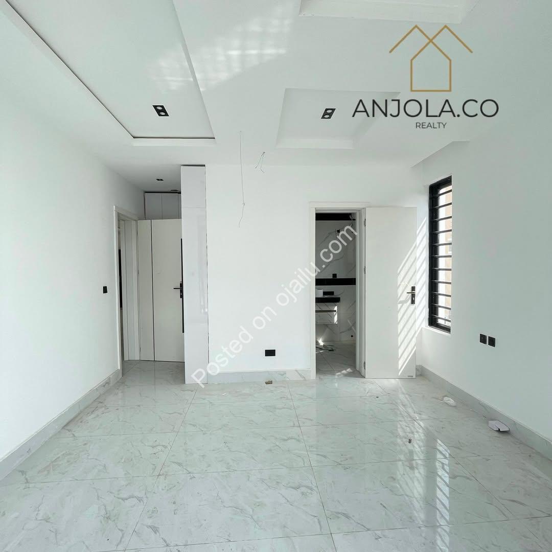 Lekki Phase 1 Gem: 2-Bedroom Ensuite Apartment